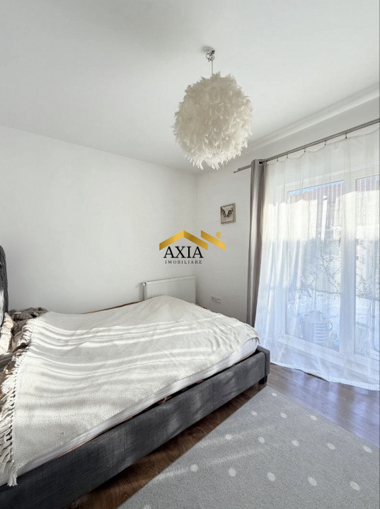 Apartament 3 camere, curte proprie, parcare inclusă – mobilat și utilat