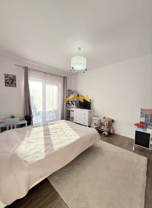 Apartament 3 camere, curte proprie, parcare inclusă – mobilat și utilat