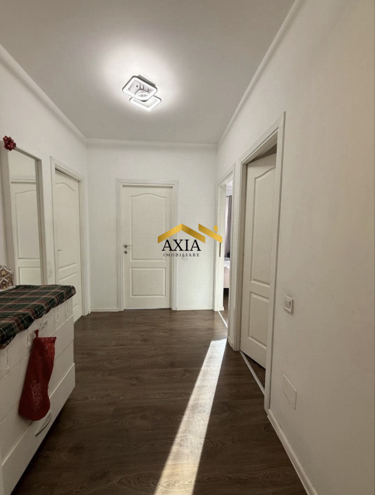 Apartament 3 camere, curte proprie, parcare inclusă – mobilat și utilat