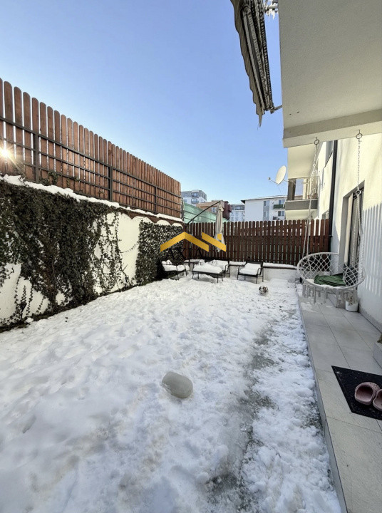 Apartament 3 camere, curte proprie, parcare inclusă – mobilat și utilat